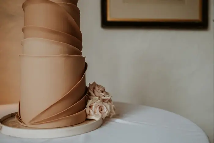 Quicksand roses a the base of modern weddng cake