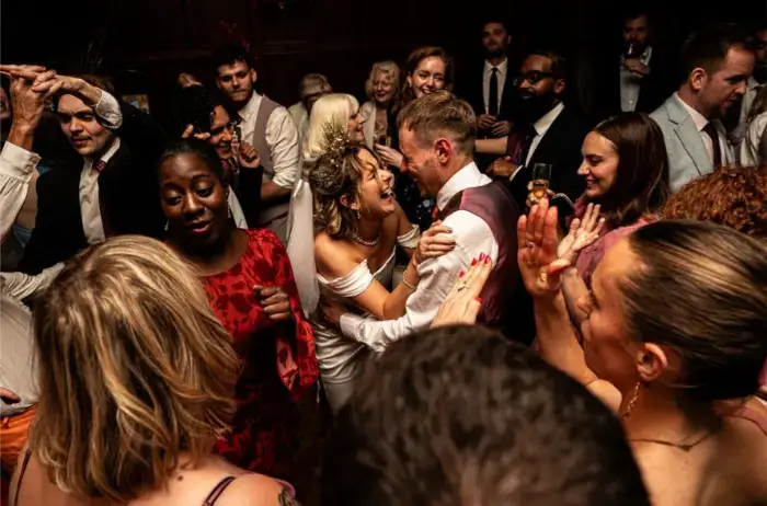 Wedding couple dancig their first dance